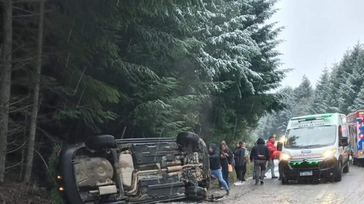 Una de las asistencias fue en la ruta 40, en Villa La Angostura. Fuente: (Bomberos Voluntarios VLA)