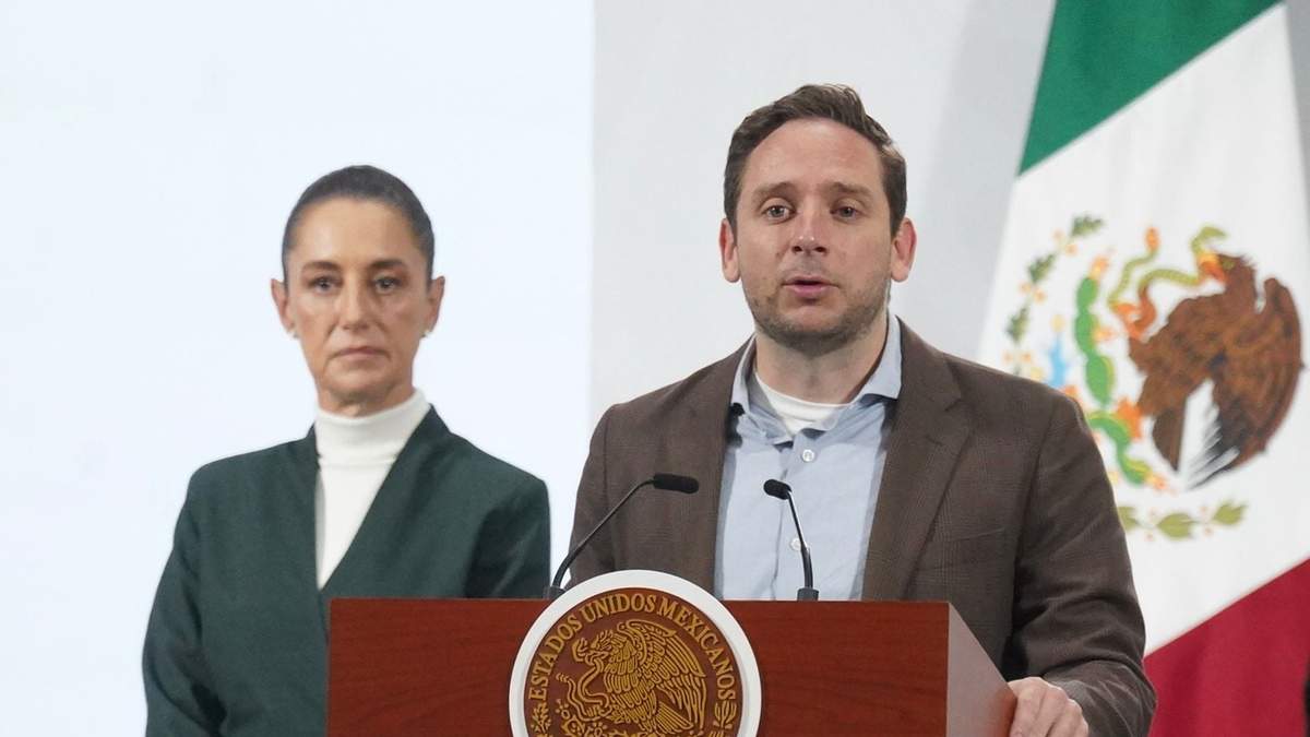 Eduardo Clark, subsecretario de Integración y Desarrollo del sector salud, con la presidenta Claudia Sheinbaum de fondo, durante la conferencia matutina de Palacio Nacional, este viernes 17 de octubre de 2025