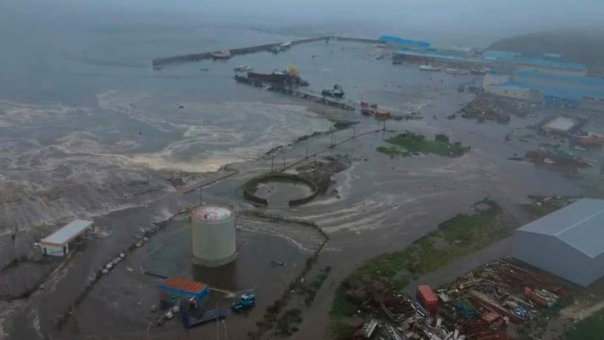 Consecuencias de un tsunami en la costa de Severo-Kurilsk, en la isla de Paramushir, en el archipiélago de las islas Kuriles, en Rusia