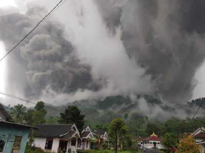 Increíbles imágenes: en Indonesia, huyen de una nube de cenizas tras una erupción volcánica