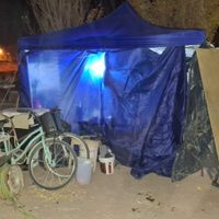 Familia con dos hijos duerme a la intemperie en Rincón de los Sauces por un alquiler impagable