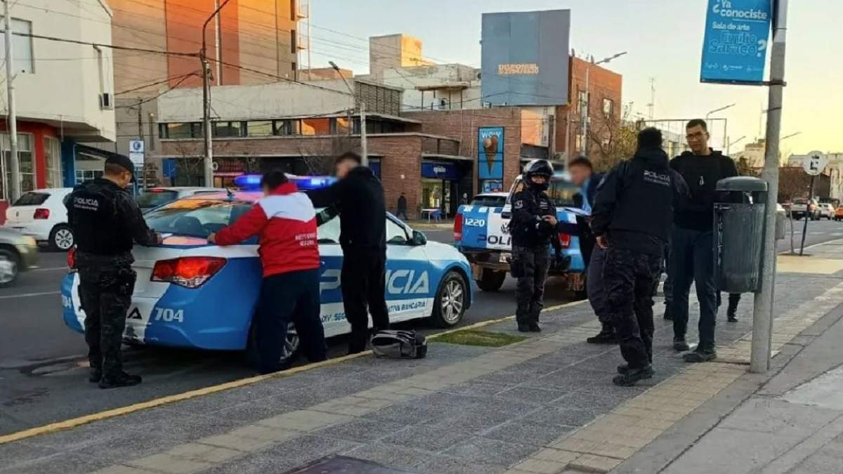 Los detenidos en Mitre y Chubut durante un operativo preventivo. Fuente: (Neuquén Informa)