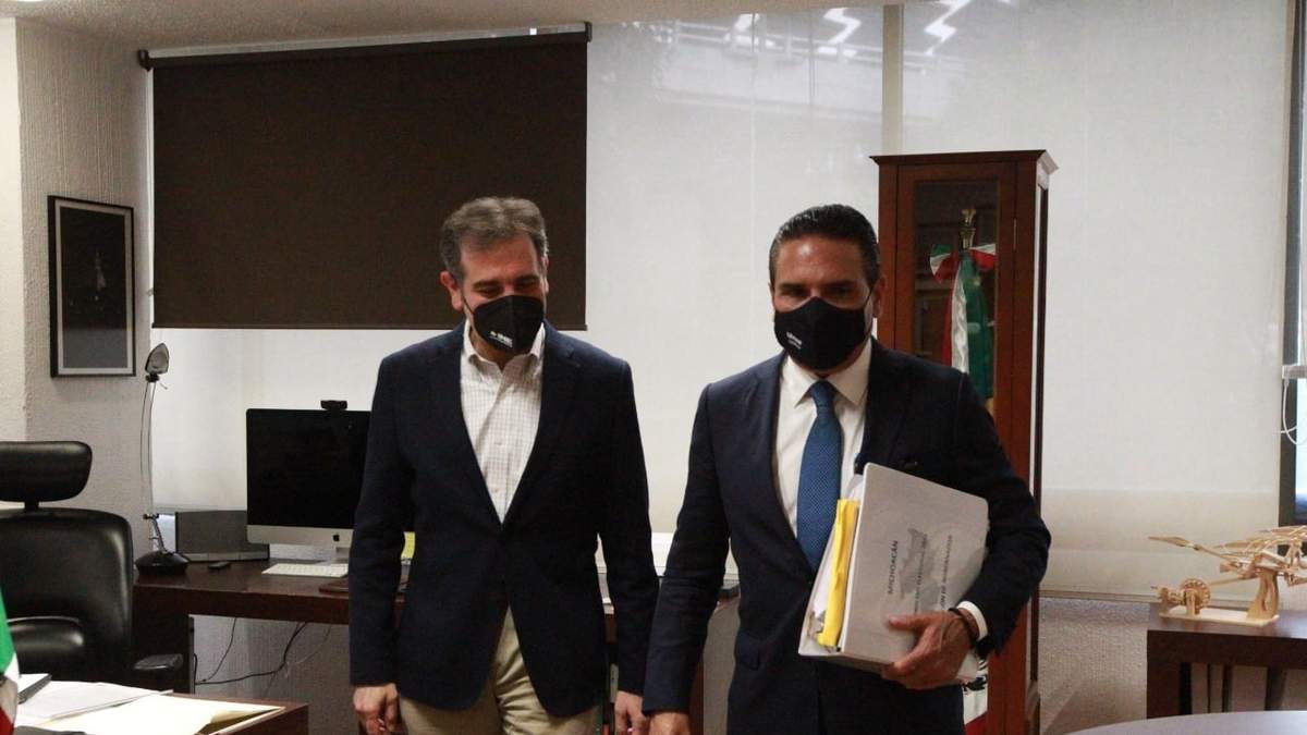 El gobernador de Michoacán durante la reunión que sostuvo con el consejero presidente del INE, Lorenzo Córdova