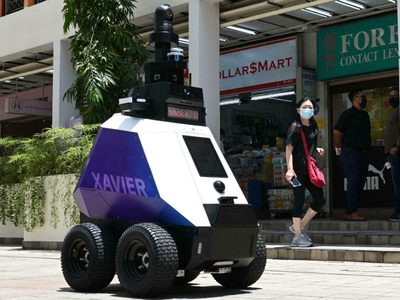 Como en un “mundo distópico”: robots patrullan las calles de Singapur y despiertan temores