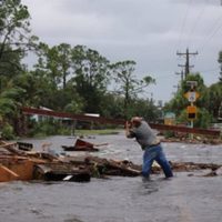 El huracán "Idalia" deja dos muertos a su paso por el estado de Florida y se encamina hacia Georgia