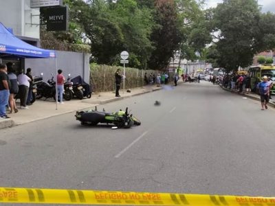 Motociclista es decapitado por cable luz que se desprendió por el paso de un tractocamión (Videos)