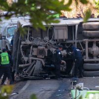 Mueren 14 personas y hay 31 heridas por volcadura de autobús en Malinalco