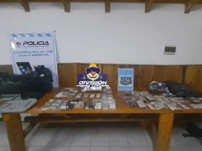 Secuestraron tres autos, ganzúas, dinero y más objetos en Villa La Angostura