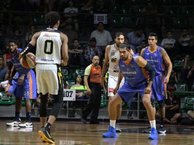 Golpes y amenazas en el debut de un equipo profesional de basquetbol