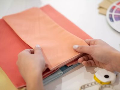 Con retazos de tela y sin usar la máquina de coser, armá estos coquetos portamacetas para decorar tu jardín