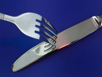 El secreto para dejar tus cubiertos de plata como si recién los estrenaras con solo 1 ingrediente de la cocina
