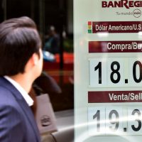 Peso frena caída, aunque el dólar se mantiene por arriba de las 19 unidades