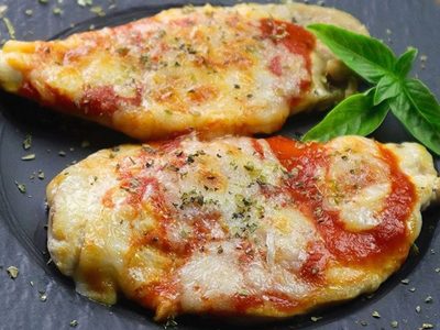La parrilla no es solo para el asado: prepará estas increíbles pechugas a la pizza y preparate para los aplausos
