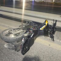 Los tenían cercados la Policía y chocaron la moto contra un patrullero a toda velocidad