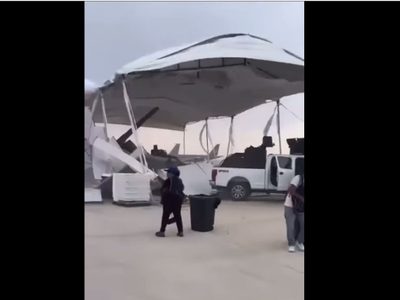 Fuertes vientos tiran estructura metálica de Feria Aeroespacial en Santa Lucía; 13 heridos (Videos)