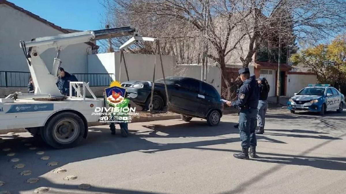 La policía transporta el vehículo secuestrado. Fuente: (Policía de Neuquén)