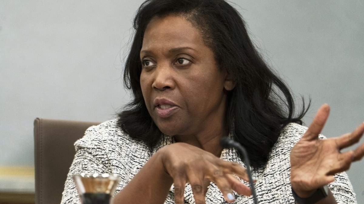 Lisa Cook, miembro de la junta de gobernadores de la Reserva Federal, durante un encuentro con líderes de organizaciones sin fines de lucro, pequeñas empresas, fabricantes, manejo de cadenas de suministros, y de los sectores de salud, educación e inmobiliarios, el 23 de septiembre de 2022, en el edificio de la Fed en Washington