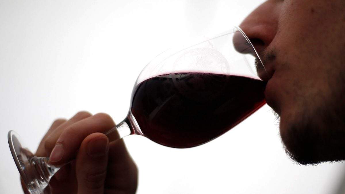 No tomar vino en exceso; puede bajar defensas. Fuente: (Twitter)