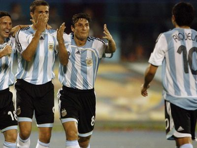 Una infancia sacrificada: de repartir leches a ser una leyenda de la Selección Argentina