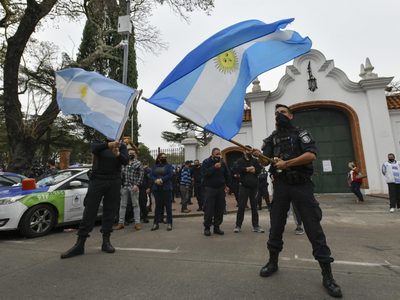 Desafectaron a 400 efectivos de la Policía Bonaerense por las protestas en Olivos