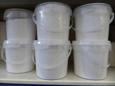 No tengas las toallas tiradas por ahí, creá este hermoso contenedor con baldes de plástico que no usás