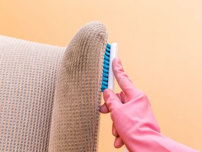 La fórmula mágica para dejar tus muebles tapizados como nuevos en menos de 10 minutos