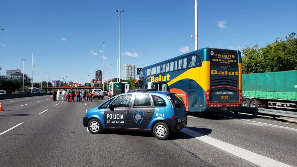 Micro interceptado por la Policía de la Ciudad. Fuente: (Twitter)