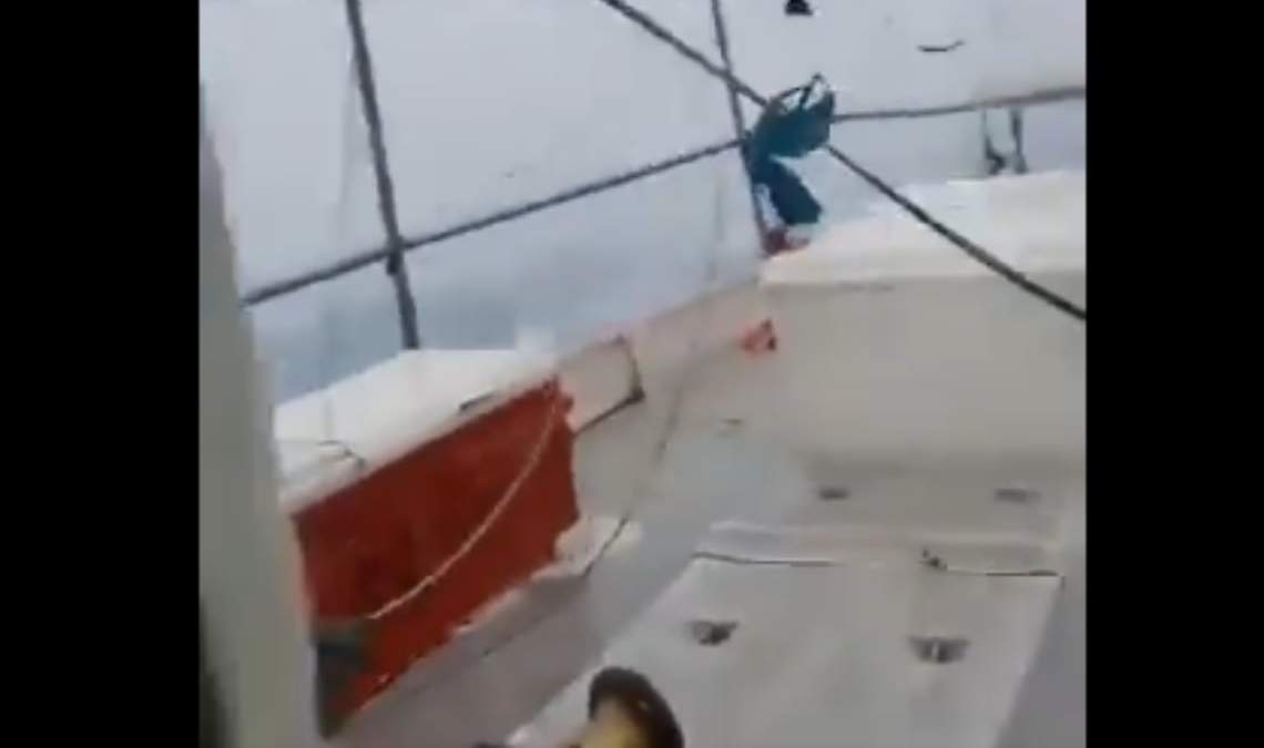 Barco, el “Topoli”, bajo la tormenta del huracán Miltón en Celestún