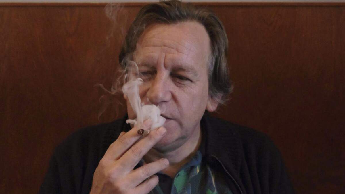 Derrick Bergman, presidente de la Unión Por la Abolición de la Prohibición del Cannabis, fuma un cigarrillo de marihuana en el café De Baron en Breda, Holanda