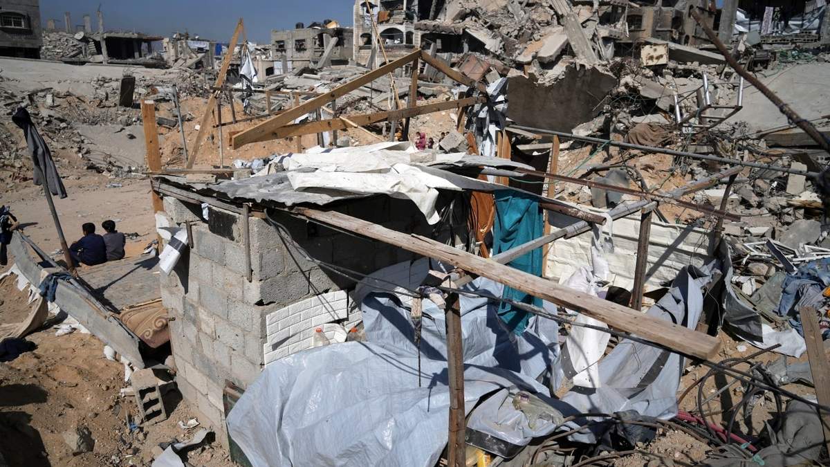 En la imagen, vista de la tienda de campaña de la familia al-Atal tras ser alcanzada por un ataque nocturno israelí que mató a varios de sus miembros, en el campo de refugiados de Jabalia, en la Ciudad de Gaza