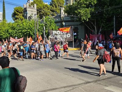 Organizaciones marcharon contra el gobierno: “Como Gutiérrez, Figueroa incumple el pago de salarios”