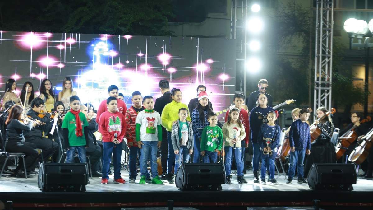 Conviven Américo y María con familias en concierto por Día de Reyes