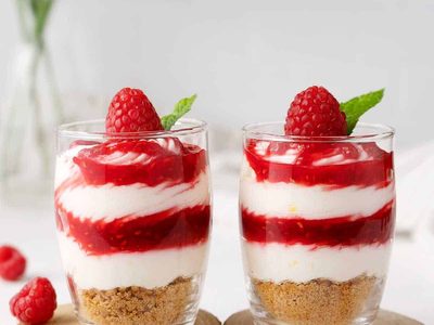 Cheesecake de frambuesa en vaso y sin horno: facilísimo de hacer para tener una idea de postre en Navidad