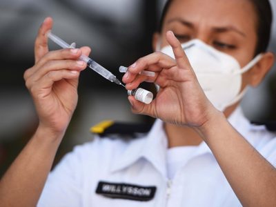Vacuna de Sanofi y GSK muestra fuerte respuesta inmune en su segunda fase