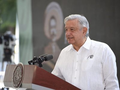 “Ha demostrado ser un hombre responsable”: AMLO celebra que Ebrard permanezca en Morena