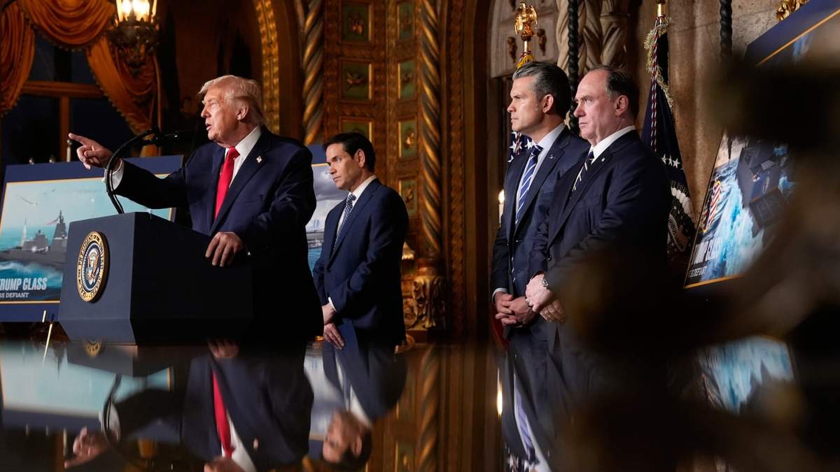Donald Trump y los secretarios Marco Rubio, Pete Hegseth y John Phelan en Mar-a-Lago