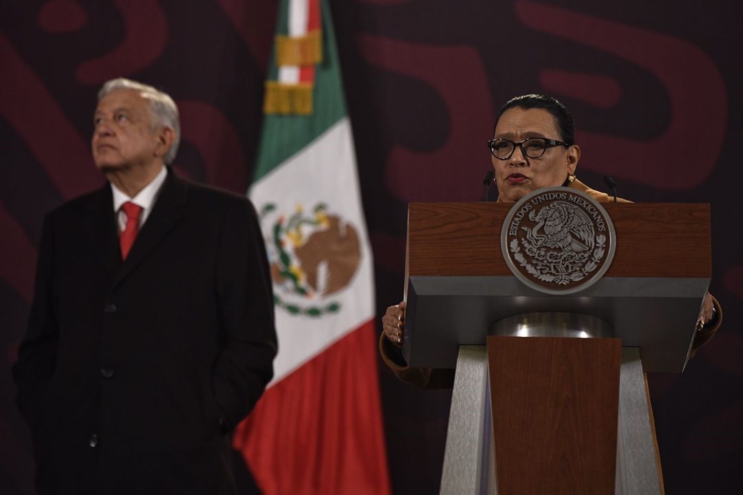 AMLO y Rosa Icela Rodríguez en la conferencia del 5 de enero de 2024. Foto Octavio Gómez