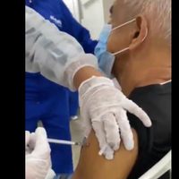 Colombia: Fue vacunado, pero su hija captó que la jeringa venía vacía