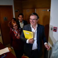 Ebrard registra su candidatura al Senado y logra acomodar a sus incondicionales