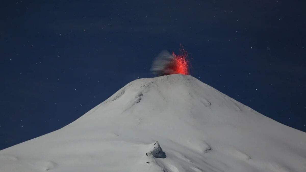 Volcán Villarrica en actividad. Fuente (Reuters).