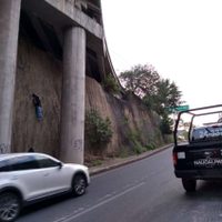 Hallan colgado el cadáver de un hombre en puente vehicular de Naucalpan