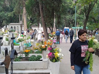 Panteones de la CDMX viven Día de Muertos con mariachi, cempasúchil y hasta pizzas a “domicilio”