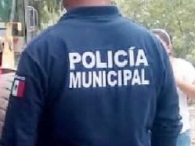 Muestran a policía de Ixmiquilpan posando con una mujer semidesnuda en una patrulla