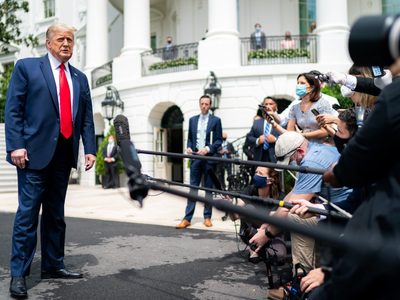 Los fiscales demócratas piden a Trump testificar en el impeachment