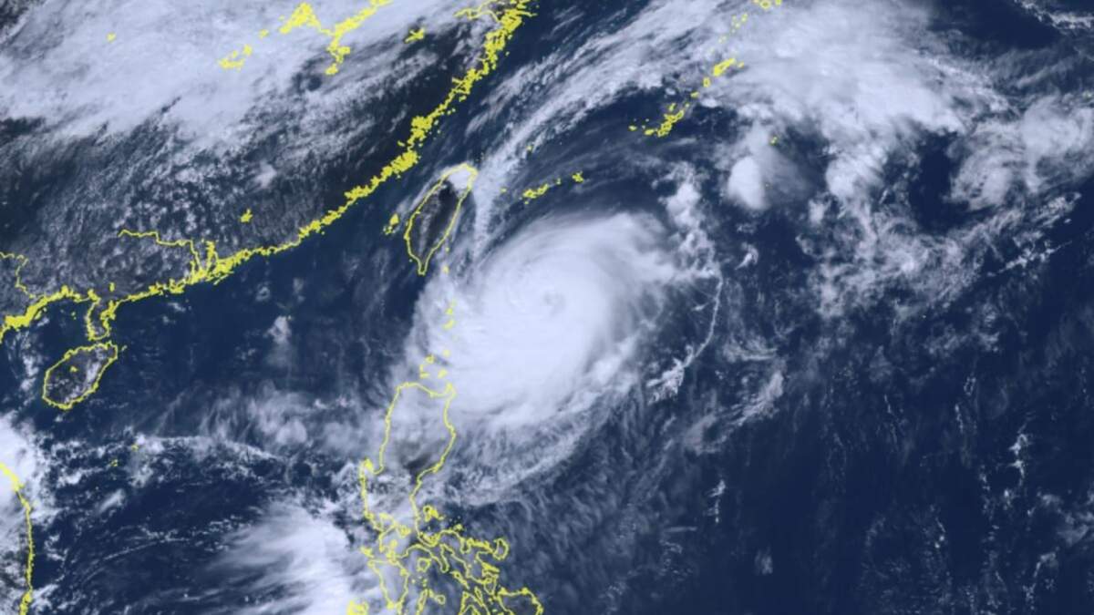El tifón Koinu (centro) en su avance hacia Taiwán