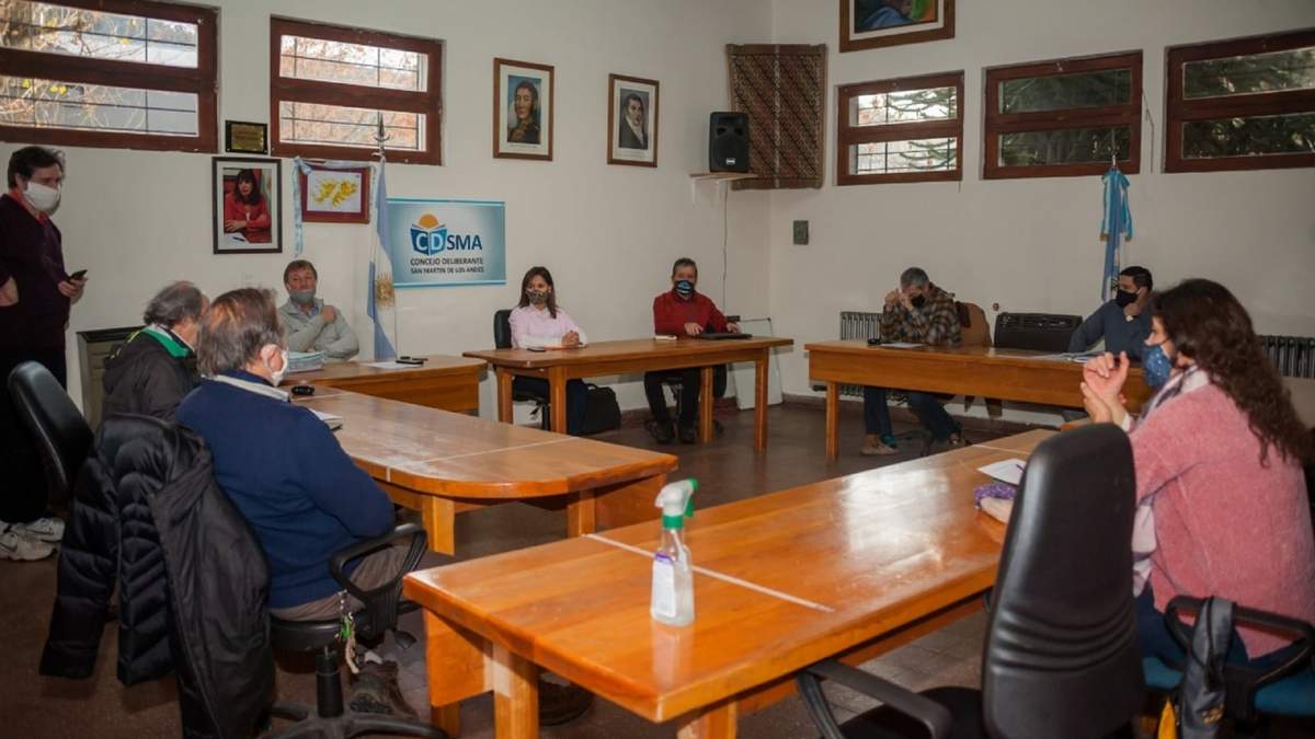 El encuentro se llevó a cabo en dependencias del Concejo Deliberante de San Martín de los Andes. Fuente: (Twitter).