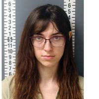 Detienen a mujer investigada por supuesto intento para vender a Rusia ordenador de Pelosi