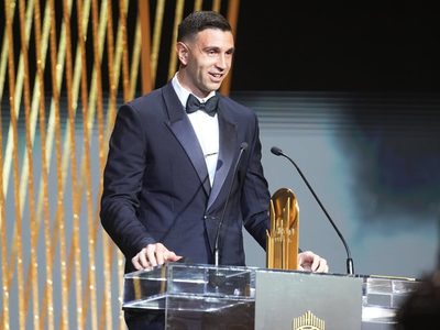 Típico del Dibu Martínez: la reacción al llegar a la gala del Balón de Oro y ser abucheado