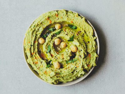 Hummus de albahaca: dale una vuelta a las picadas del finde con esta receta fácil que vas a amar