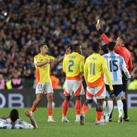 Un gran susto: un futbolista de la Selección de Colombia se desplomó en pleno partido